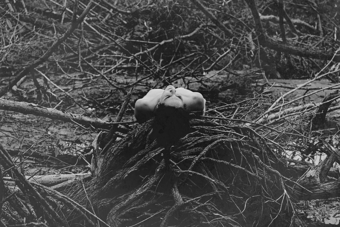 Fotografía en blanco y negro — mujer desnuda en bosque