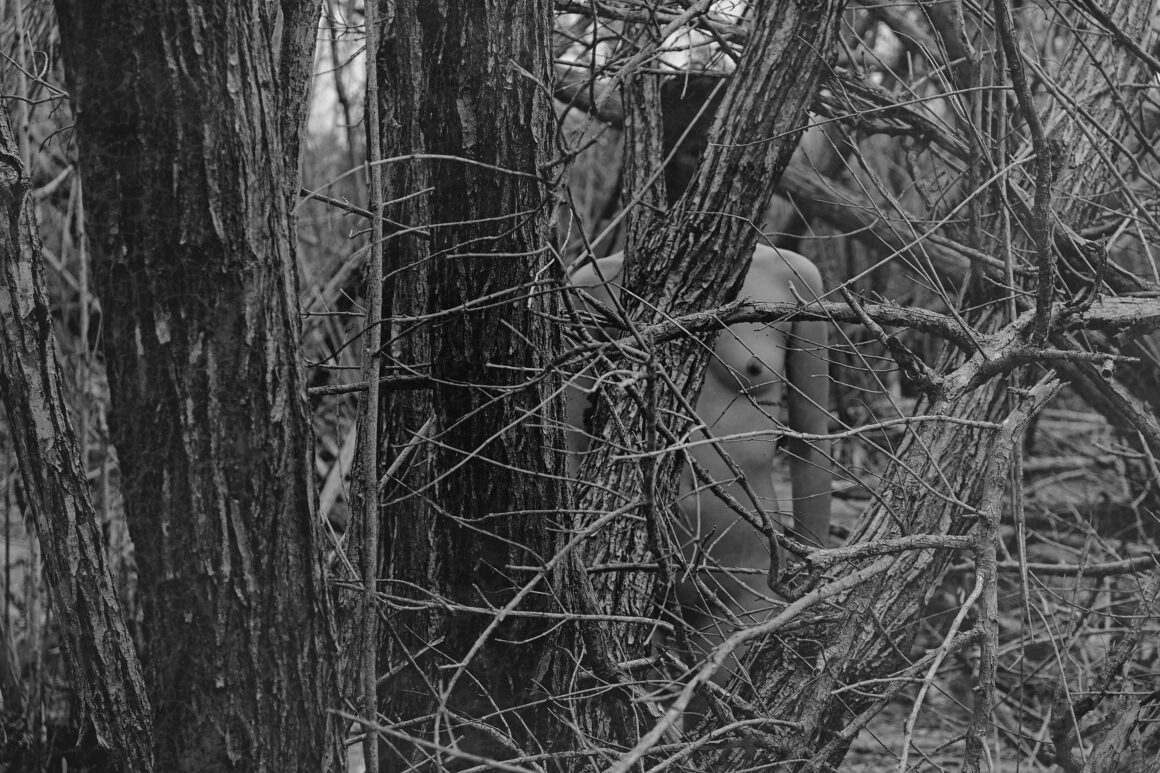 Fotografía en blanco y negro — mujer desnuda en bosque